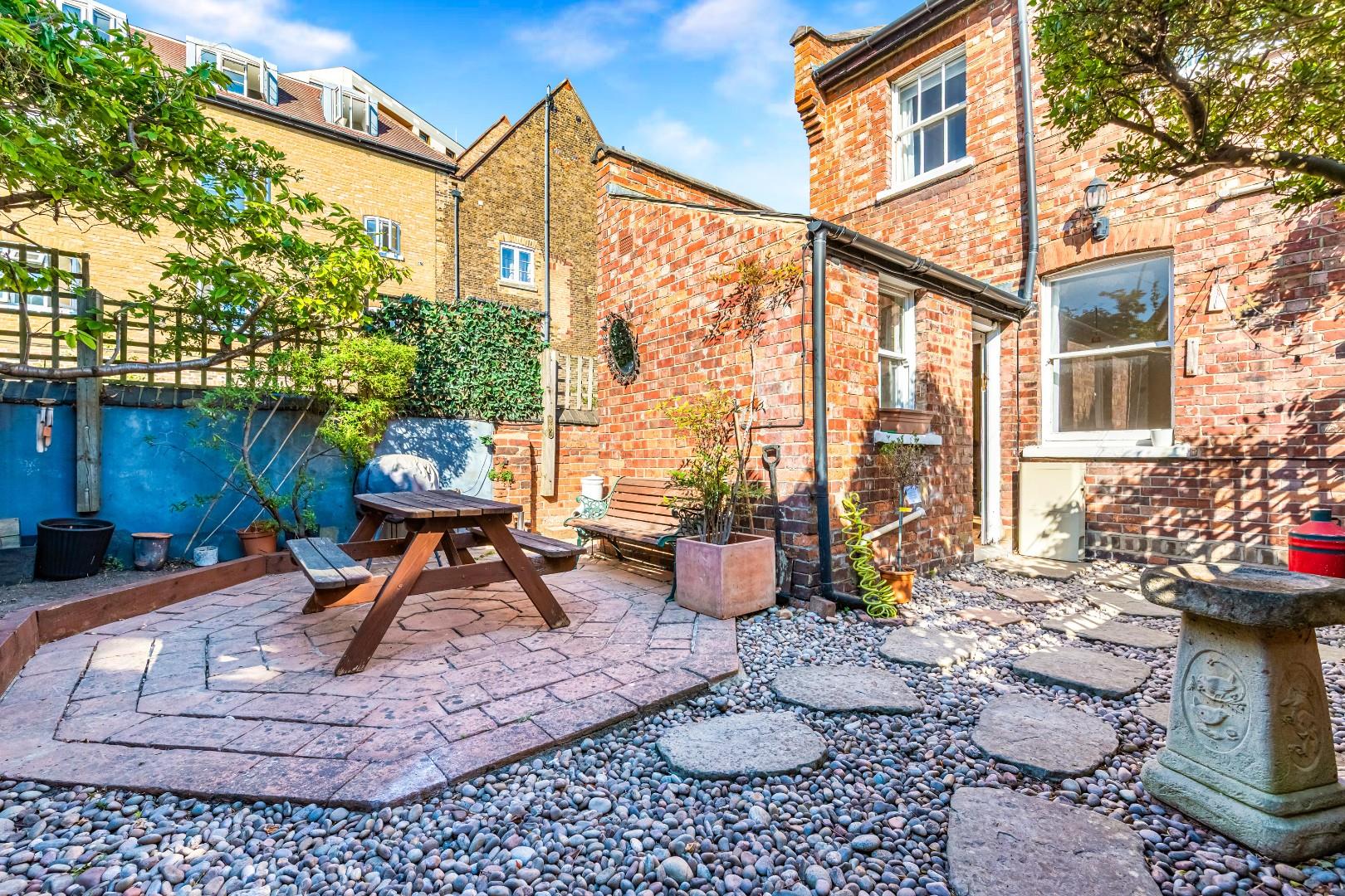 House Goodhall Street in Greater London