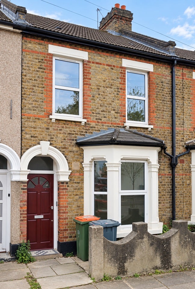 Flat Knox Road in Greater London