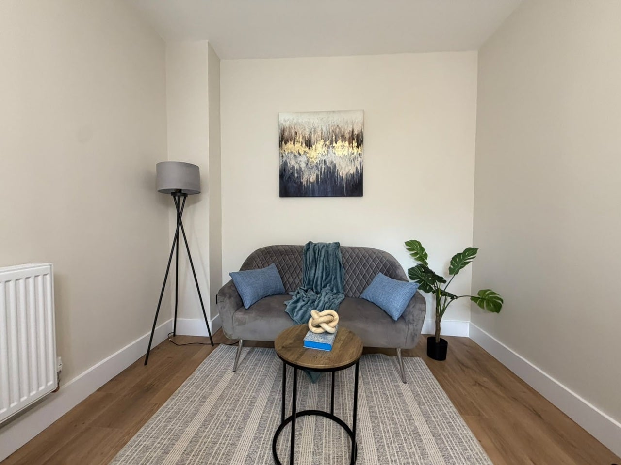 Flat Knox Road in Greater London