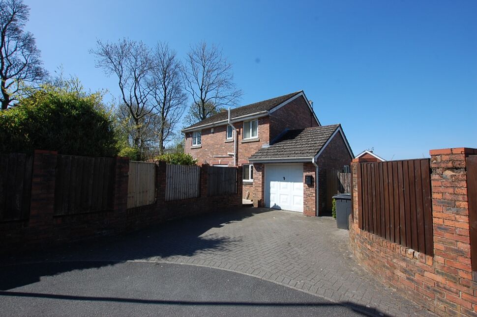 House Havenside Close in Shaw