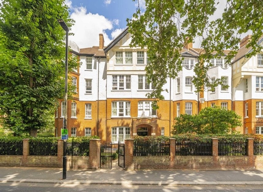 Flat South Parade in Greater London