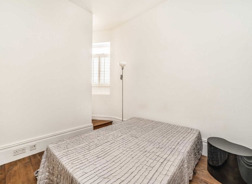 Flat South Parade in Greater London