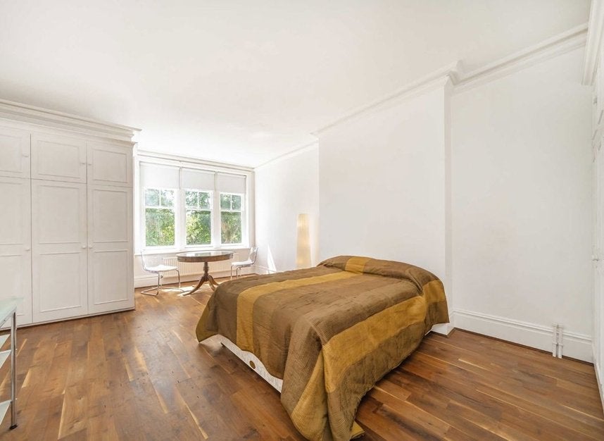 Flat South Parade in Greater London
