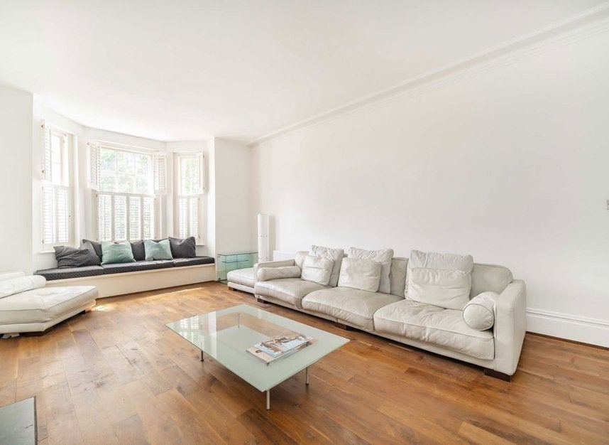 Flat South Parade in Greater London
