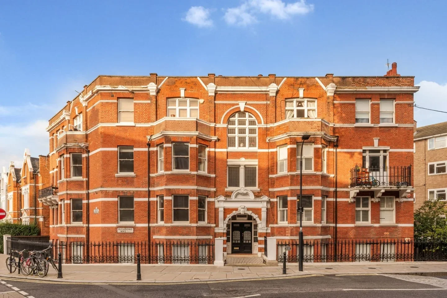 Flat Addison Gardens in Greater London