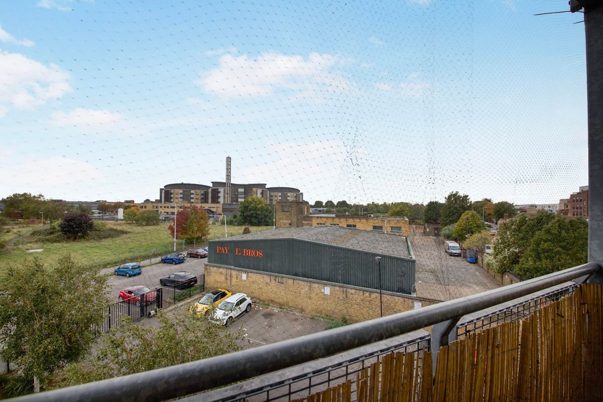 Flat Oldchurch Road in Greater London