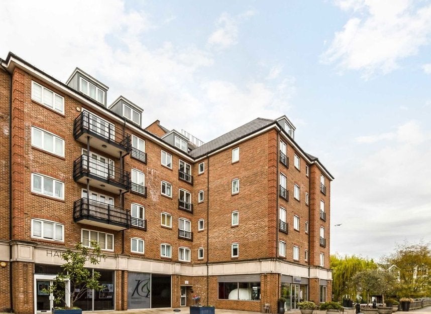 Flat Brentford High Street in Greater London