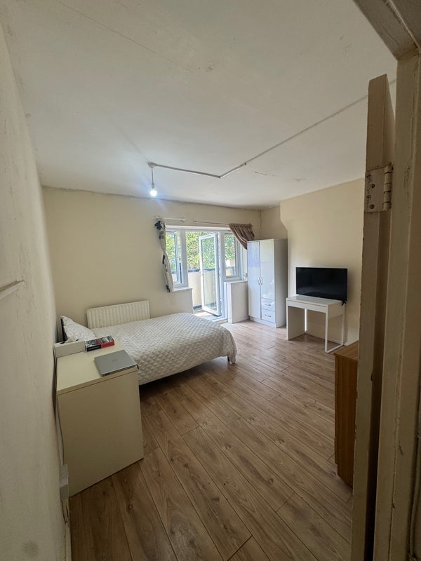 Room Malcolm Road in Greater London