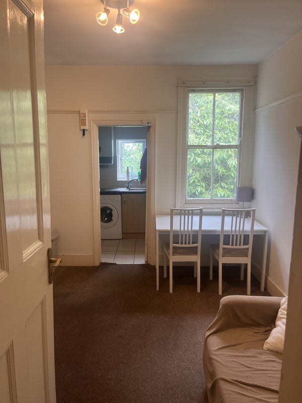 Room Home Park Road in Greater London