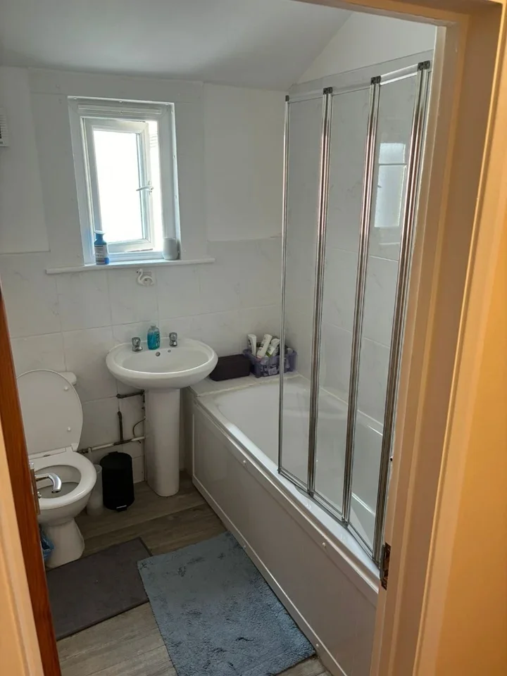 Room Crowther Road in Greater London