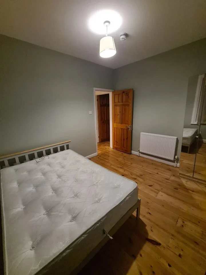 Room Crowther Road in Greater London