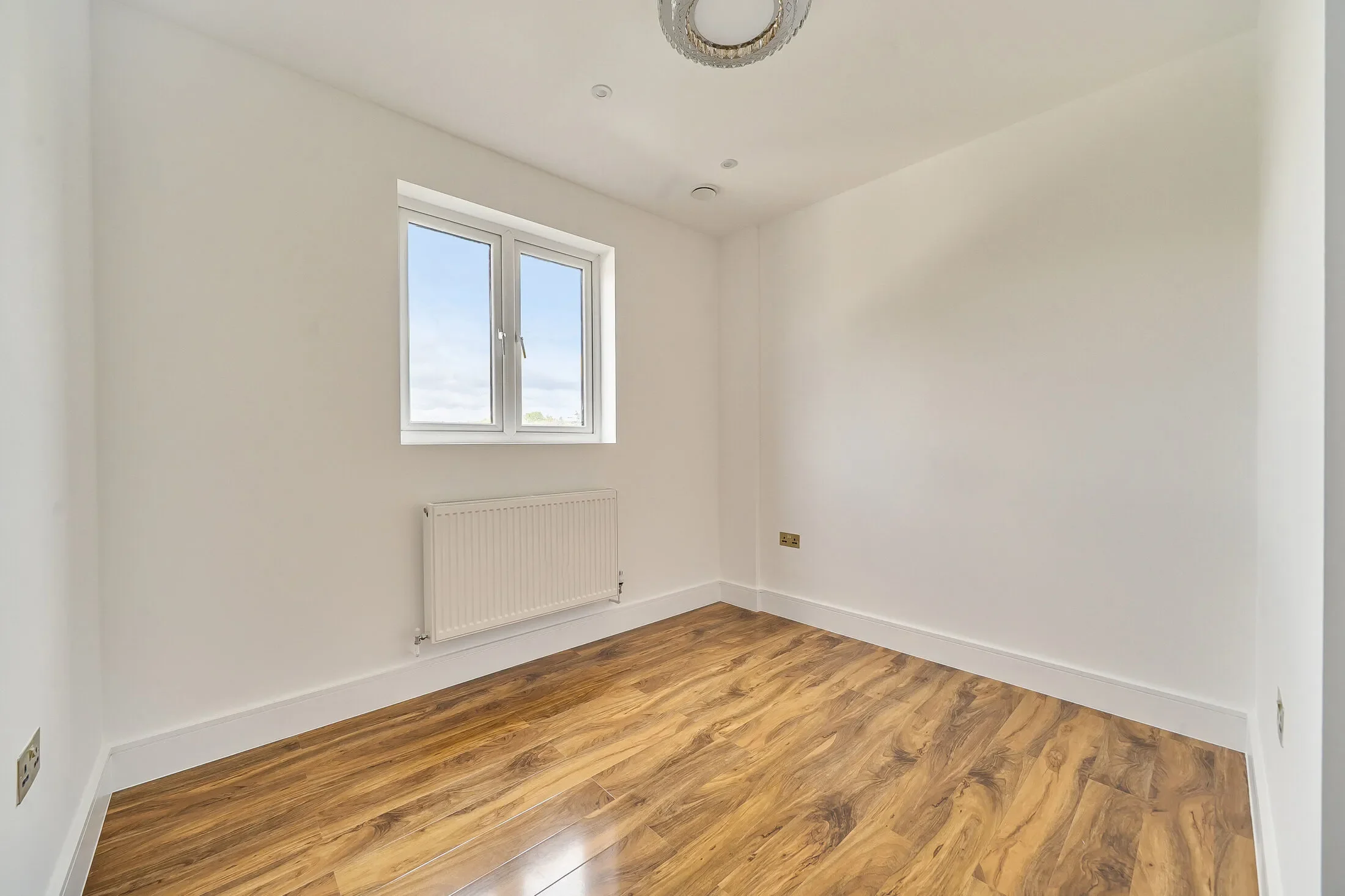Flat Cobham Road in Greater London