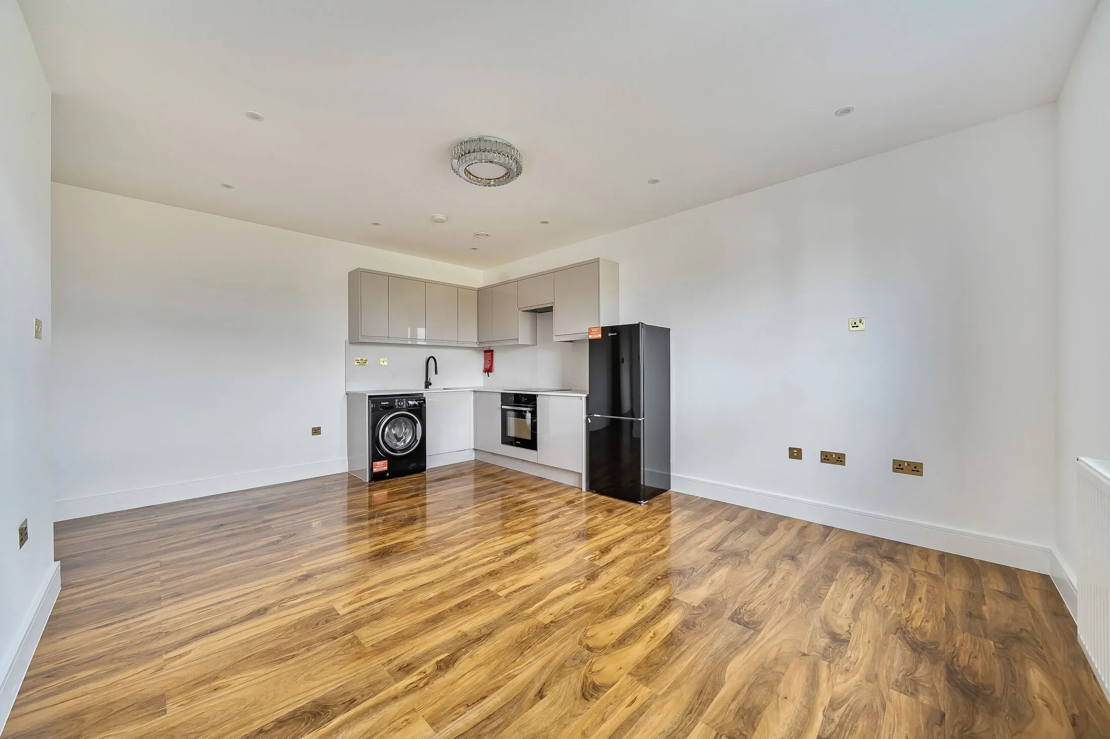 Flat Cobham Road in Greater London
