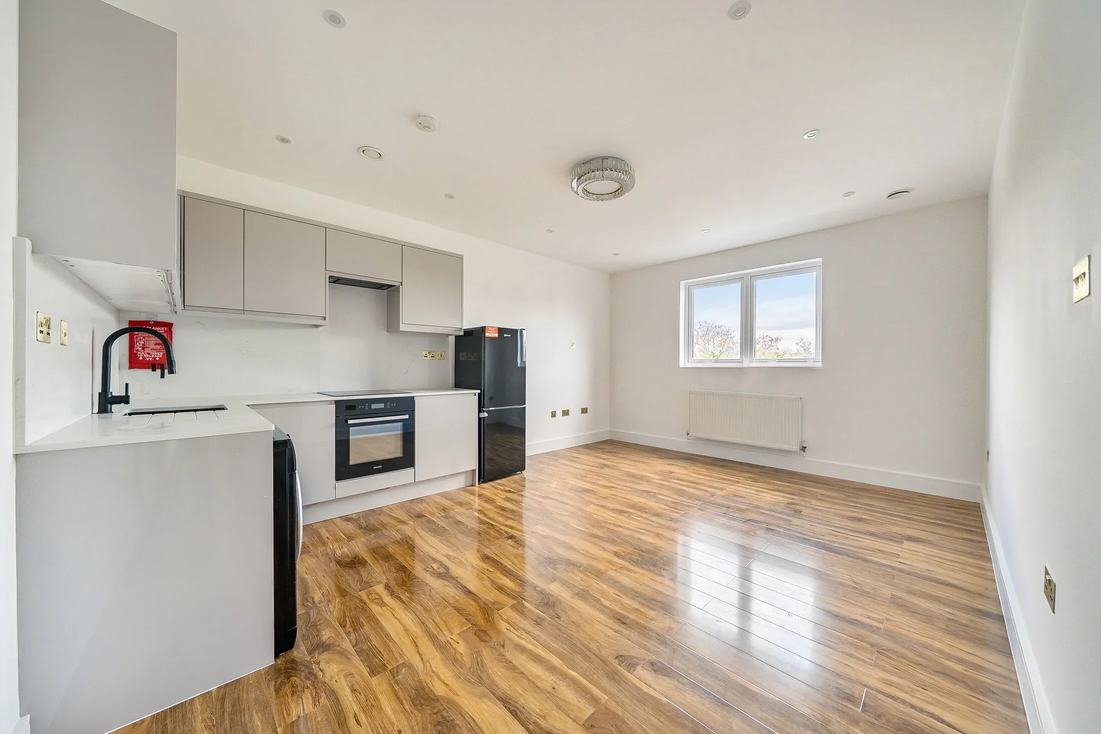Flat Cobham Road in Greater London