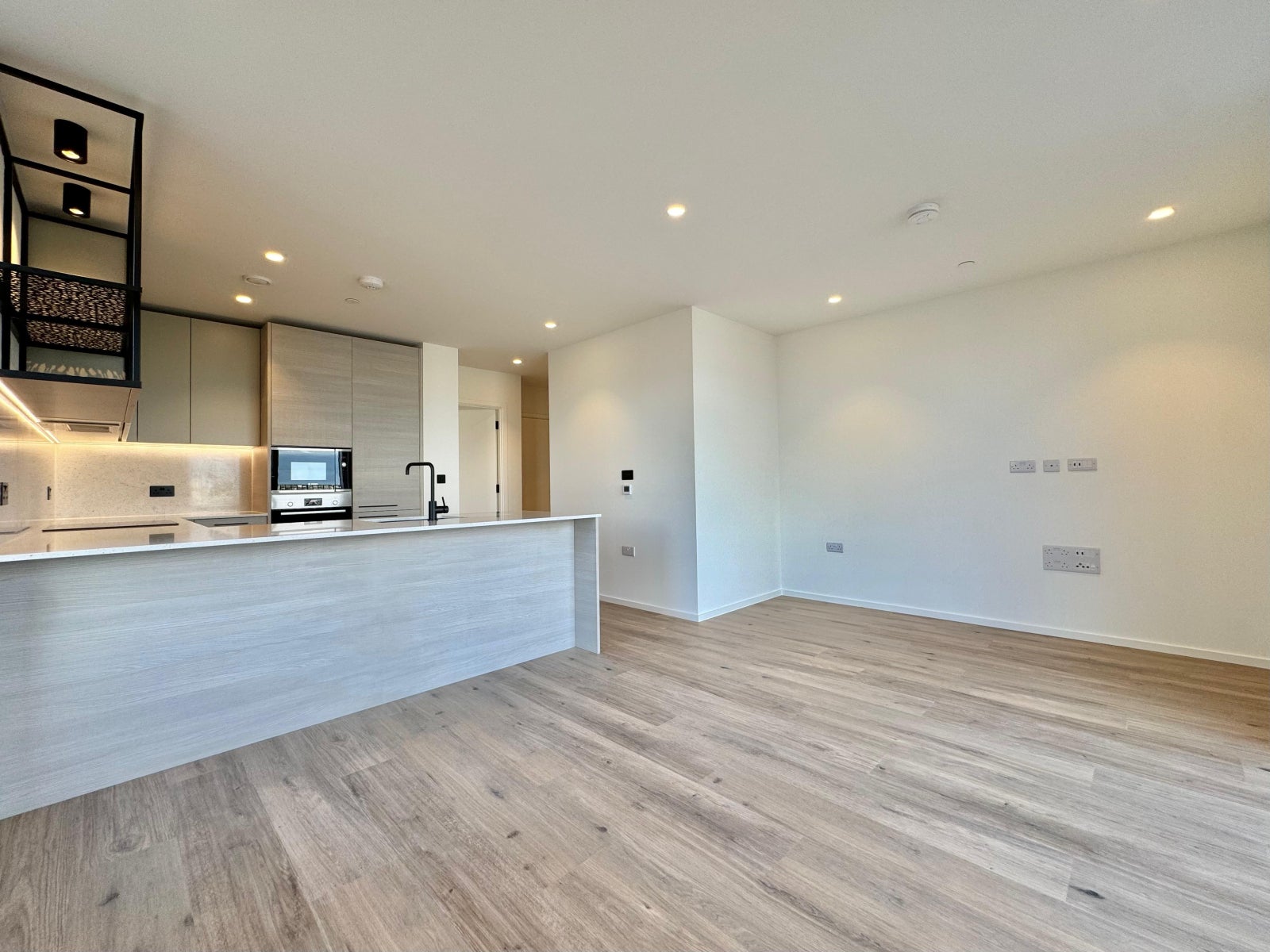 Flat Hemlock Street in Greater London
