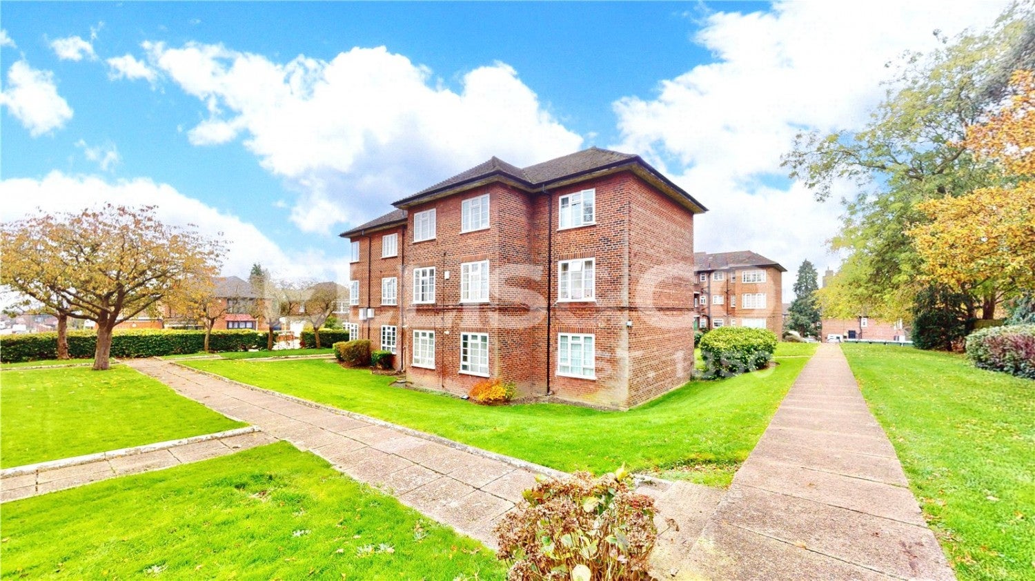 Flat Kings Drive in Greater London