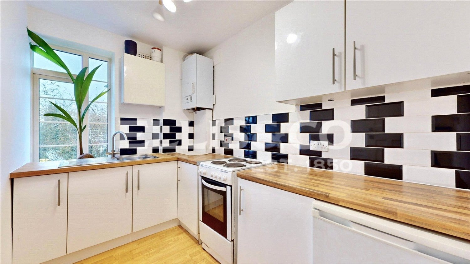 Flat Kings Drive in Greater London