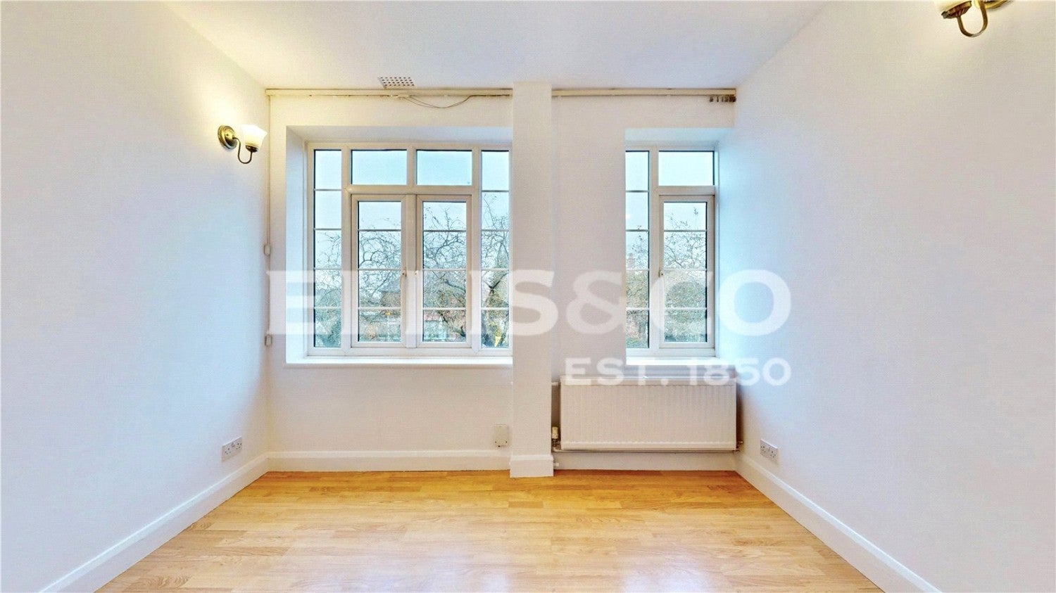 Flat Kings Drive in Greater London