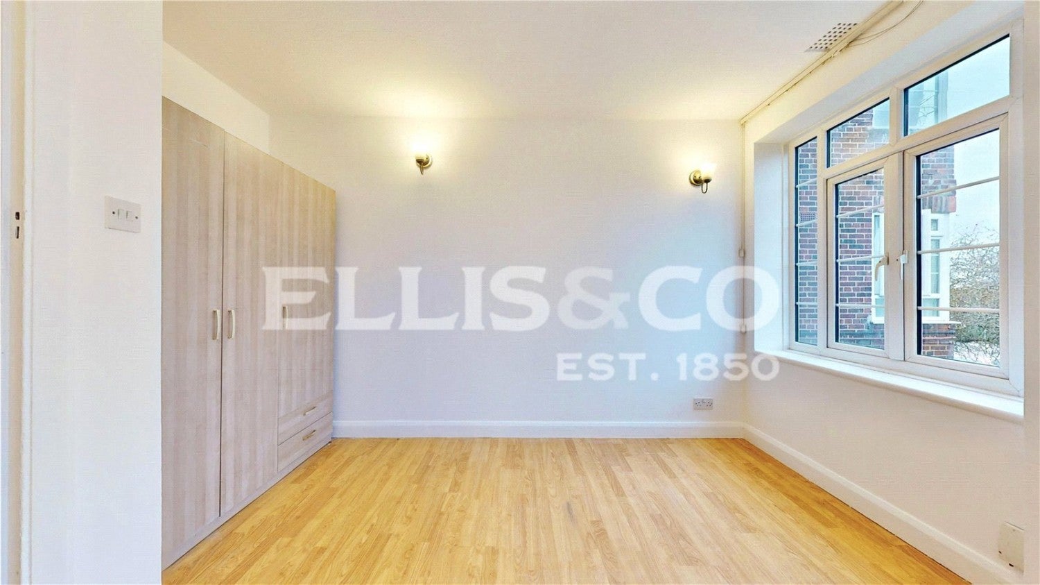 Flat Kings Drive in Greater London