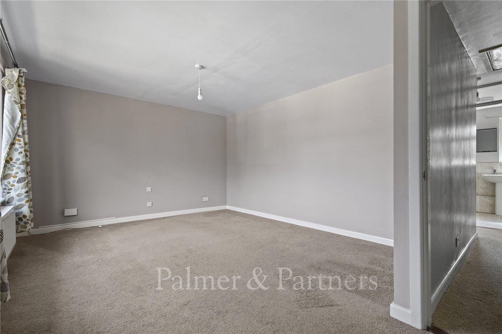 Flat De Staunton Close in Alresford