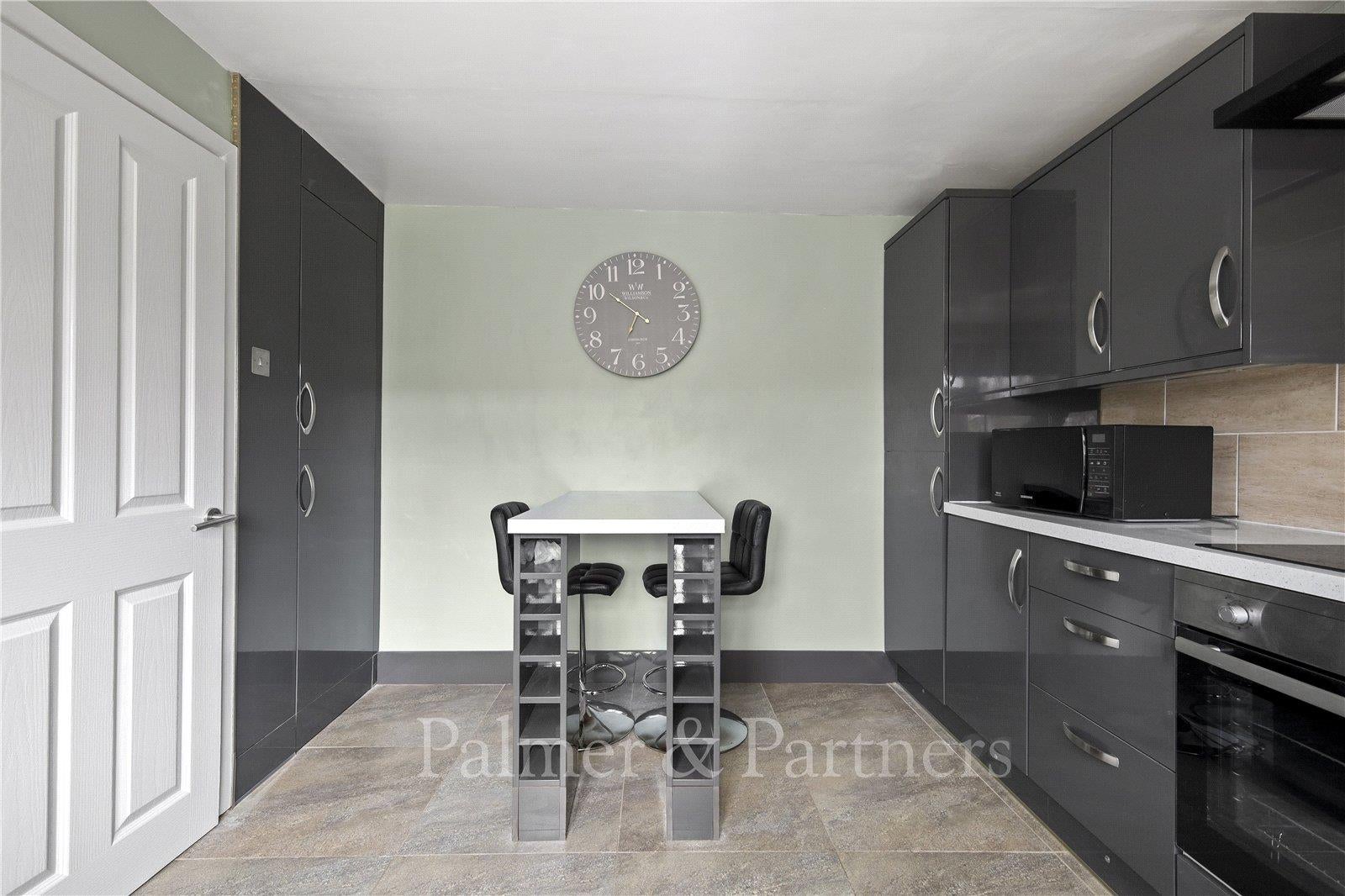Flat De Staunton Close in Alresford