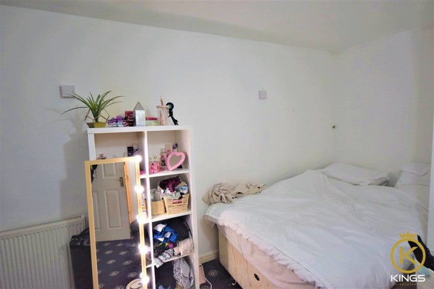 Flat Madrid Road in Guildford