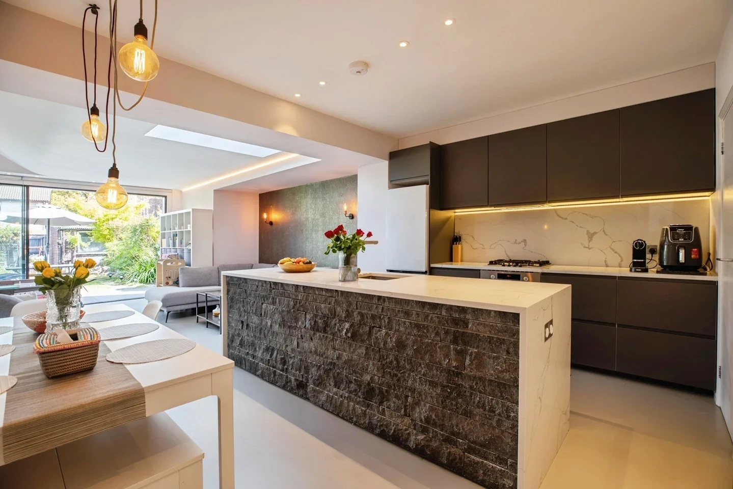 House Queensland Avenue in Greater London