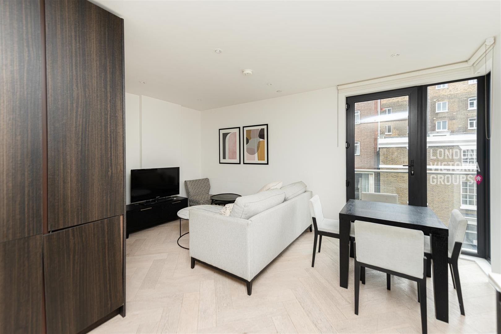 Flat Dock Street in Greater London