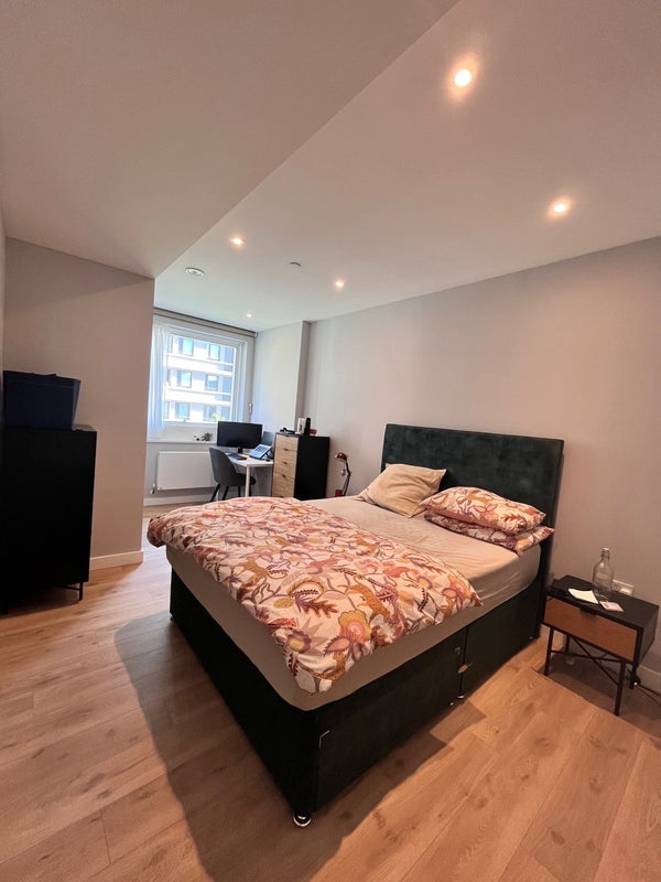 Room Anthems Way in Greater London
