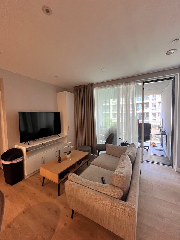 Room Anthems Way in Greater London