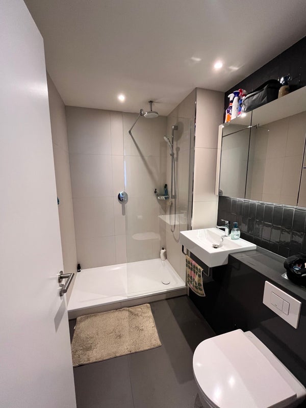 Room Anthems Way in Greater London