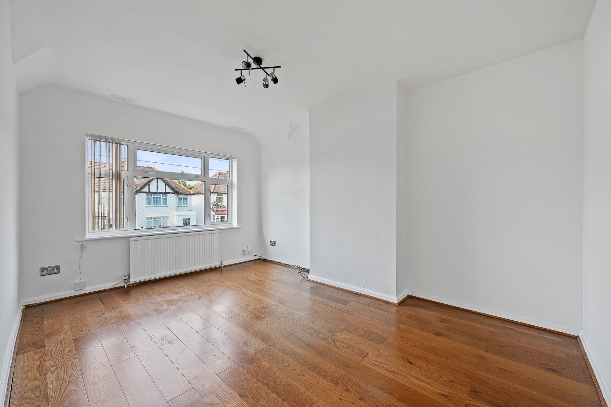Flat Drew Gardens in Greater London