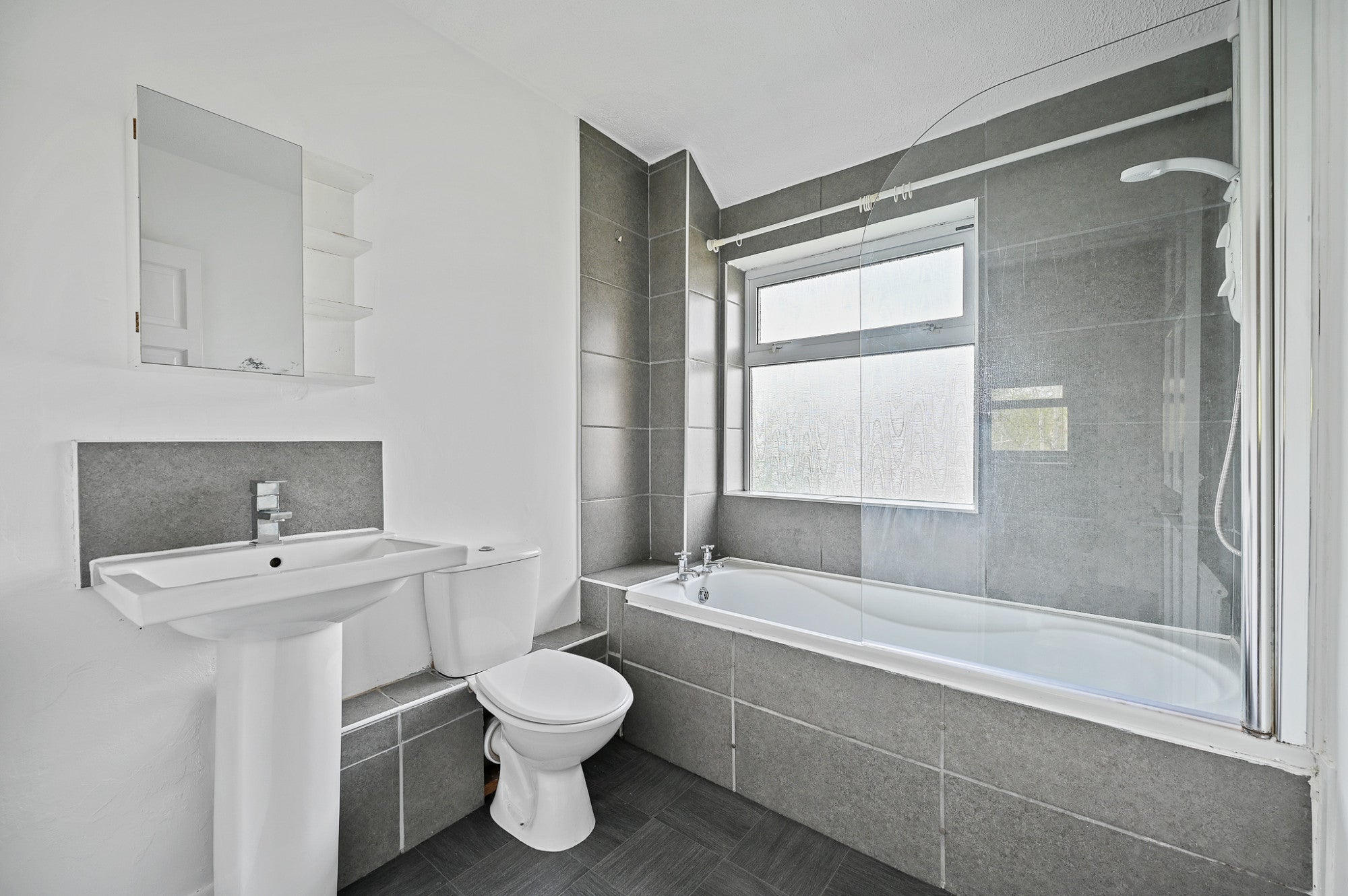 Flat Drew Gardens in Greater London