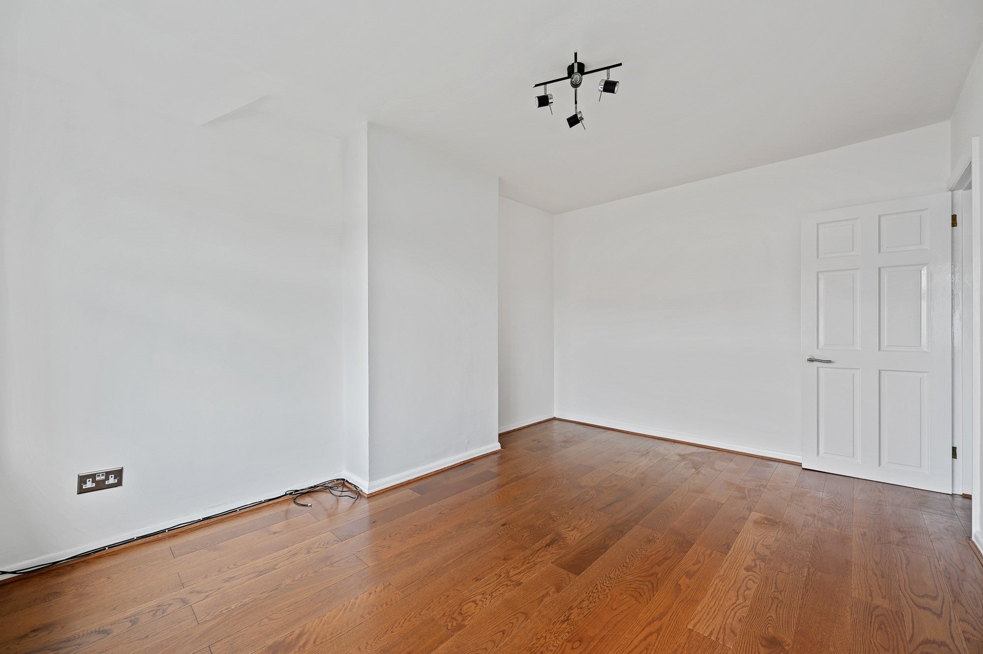 Flat Drew Gardens in Greater London