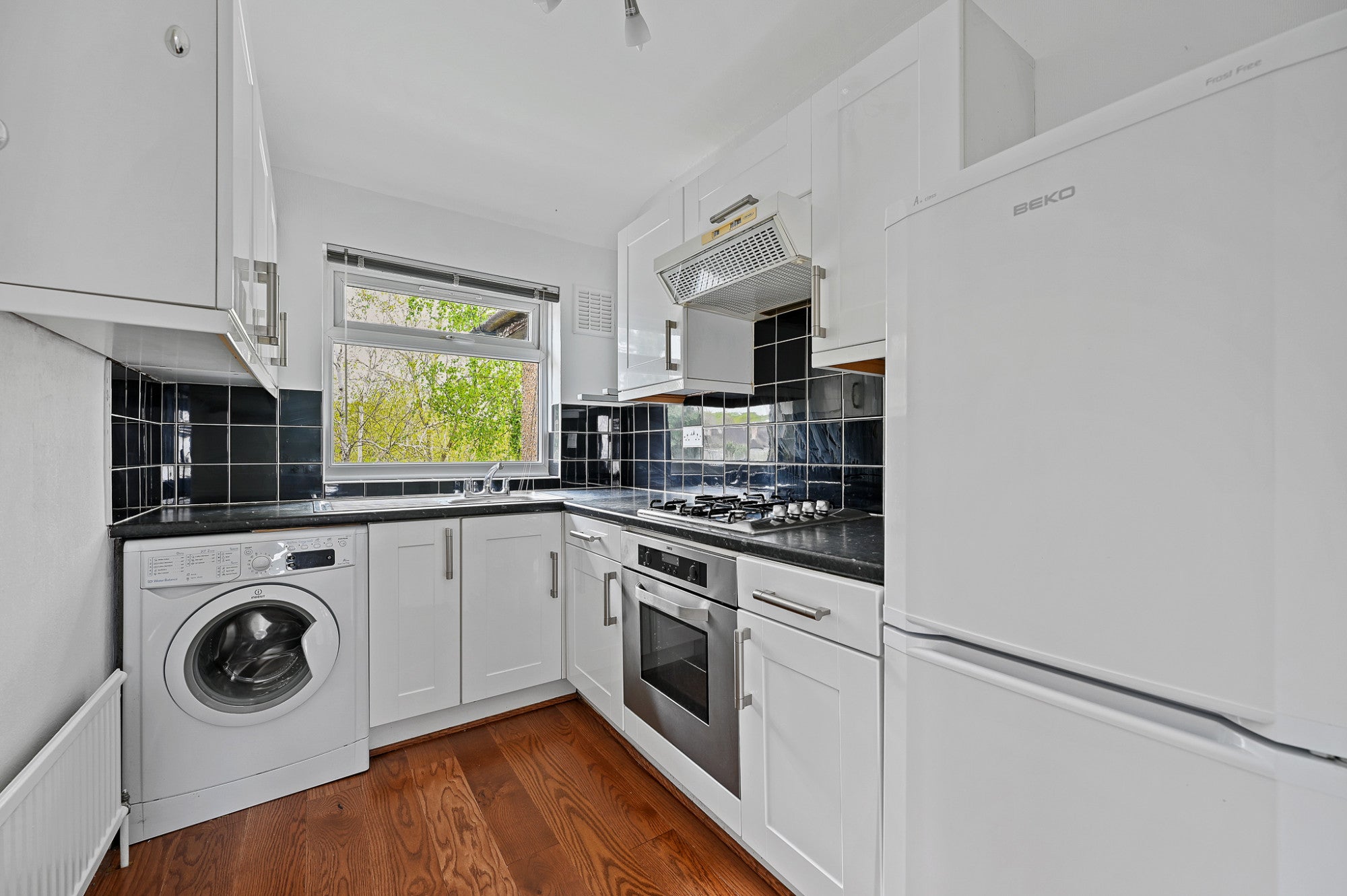 Flat Drew Gardens in Greater London