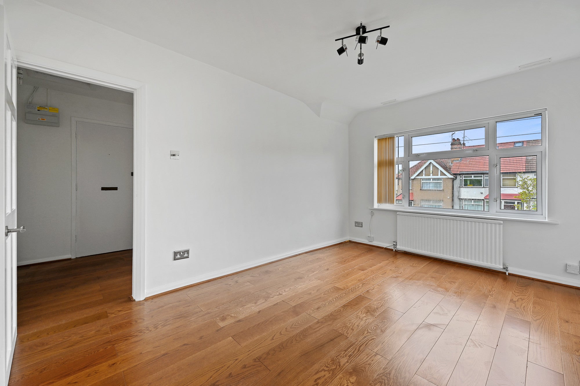 Flat Drew Gardens in Greater London