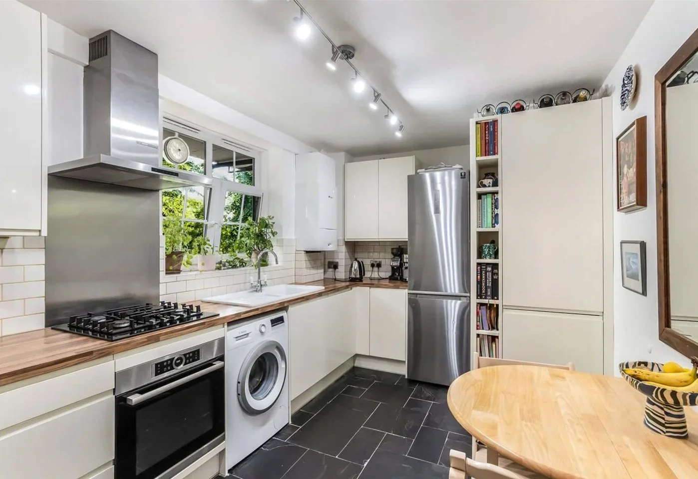 Flat Quorn Road in Greater London