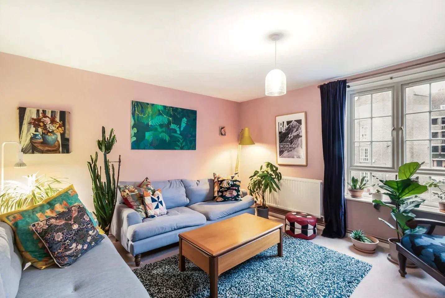 Flat Quorn Road in Greater London
