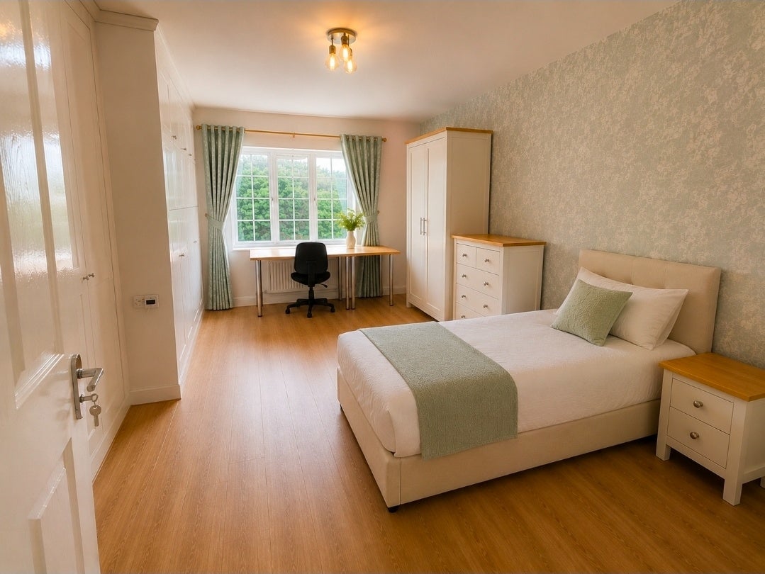 Room St. James' Close in Greater London