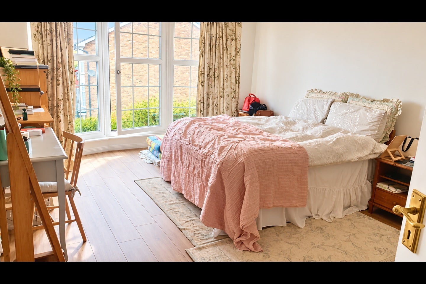 Room St. James' Close in Greater London