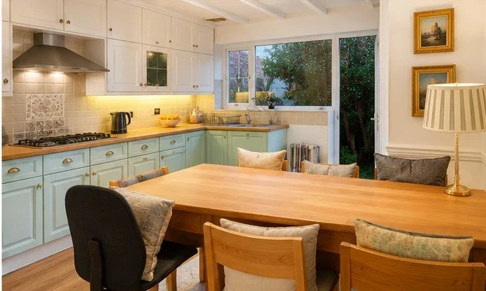 Room St. James' Close in Greater London
