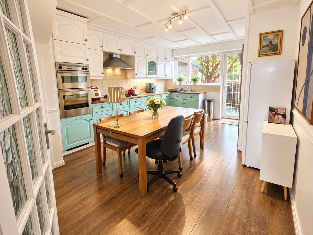 Room St. James' Close in Greater London