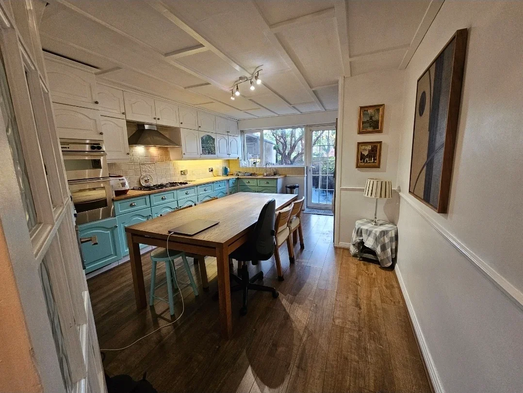 Room St. James' Close in Greater London
