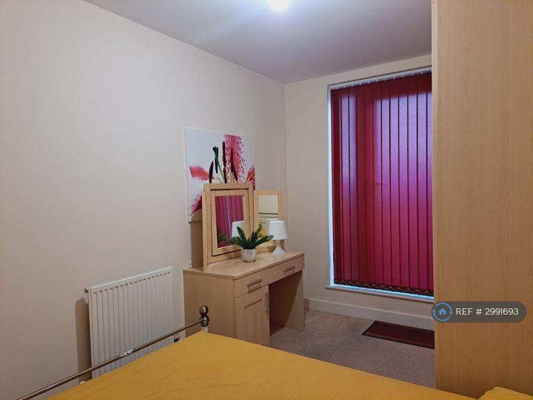 Room Kendra Hall Road in Greater London