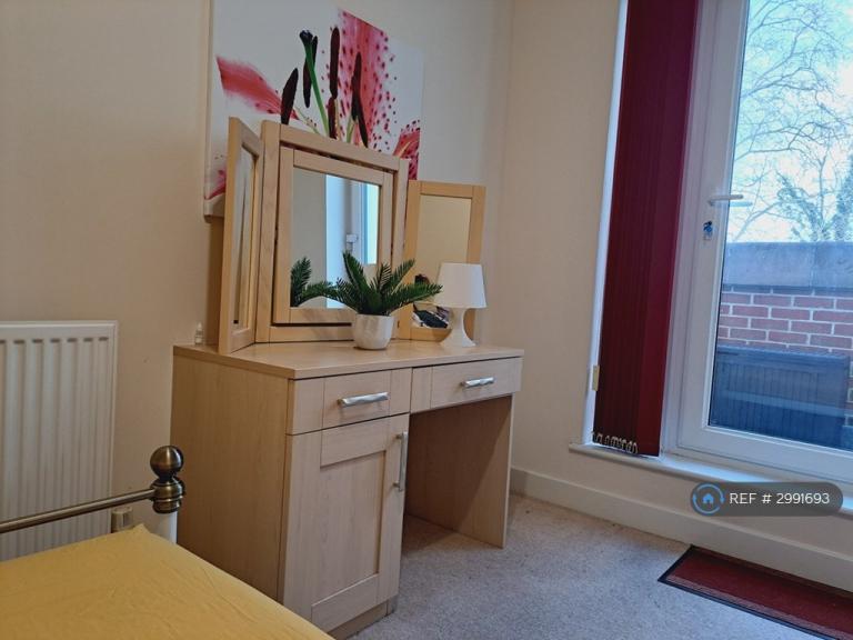 Room Kendra Hall Road in Greater London
