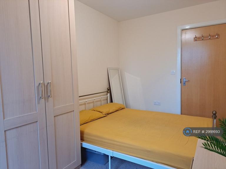 Room Kendra Hall Road in Greater London