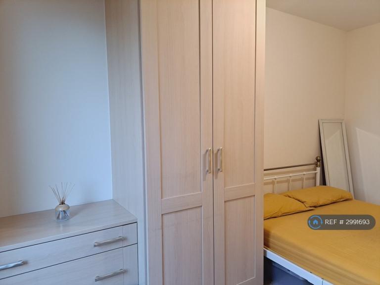 Room Kendra Hall Road in Greater London