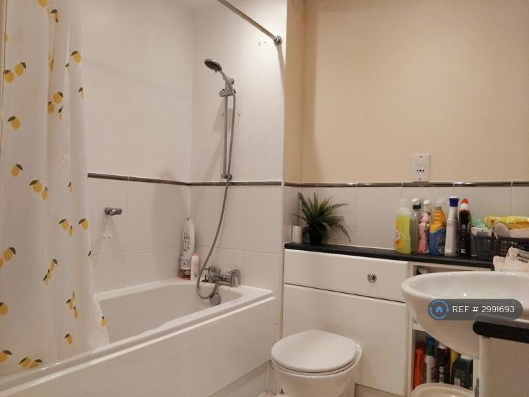 Room Kendra Hall Road in Greater London