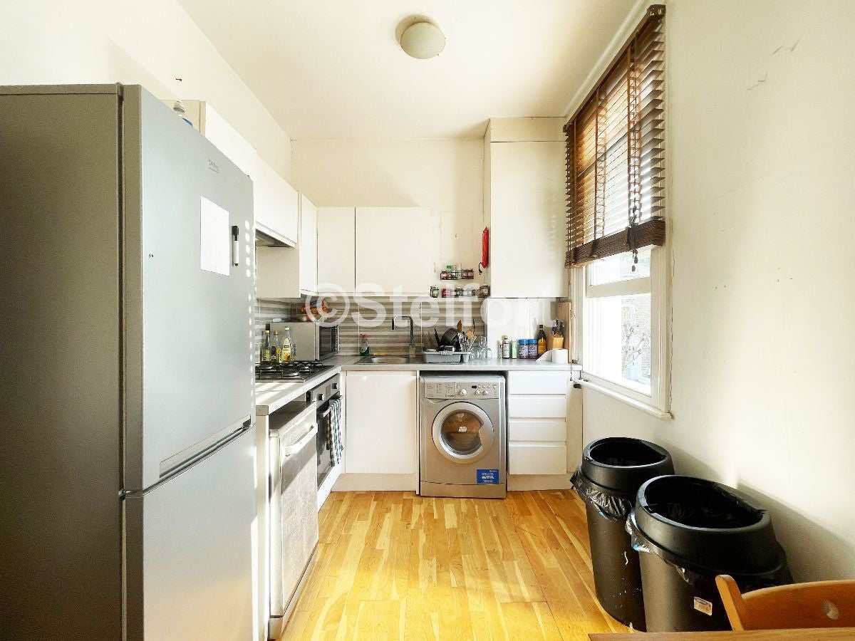 Flat Bartholomew Road in Greater London