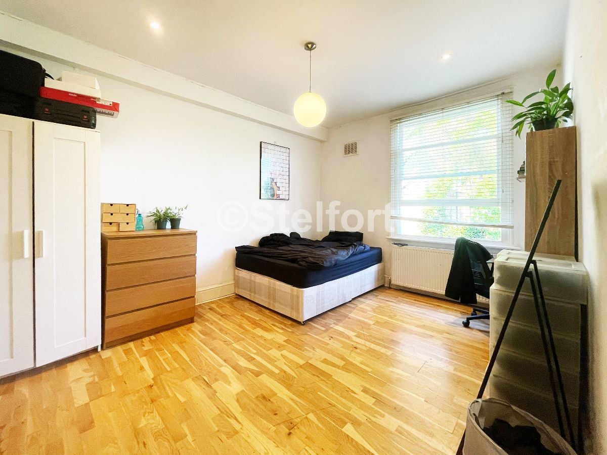 Flat Bartholomew Road in Greater London